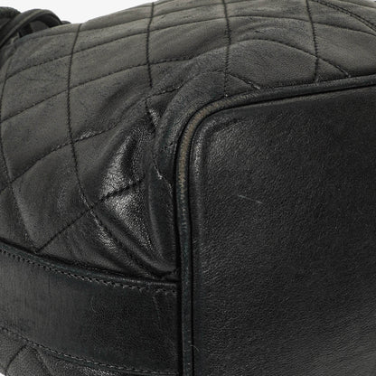 Chanel Bucket Bag aus schwarzem gestepptem Leder