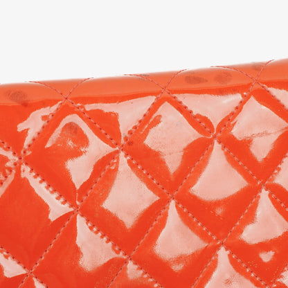 CHANEL Wallet on Chain WOC aus orangefarbenem gestepptem Lackleder mit pinkem CC-Logo und silberfarbenen Beschlägen