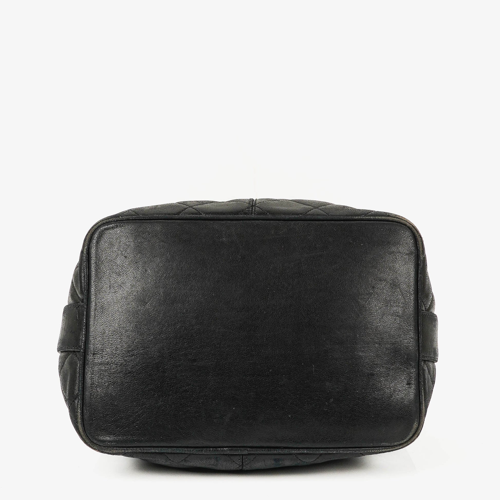 Chanel Bucket Bag aus schwarzem gestepptem Leder
