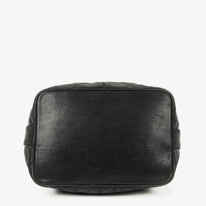 Chanel Bucket Bag aus schwarzem gestepptem Leder