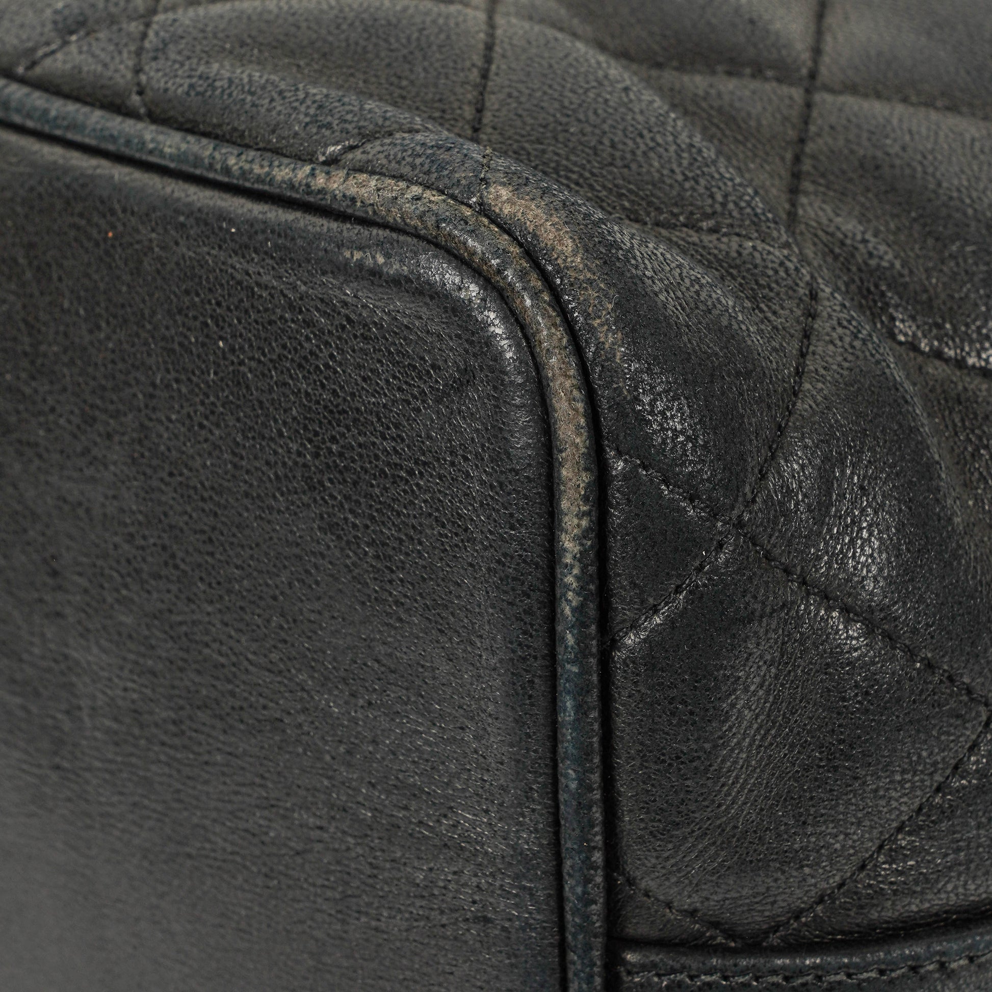 Chanel Bucket Bag aus schwarzem gestepptem Leder