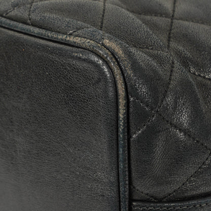 Chanel Bucket Bag aus schwarzem gestepptem Leder