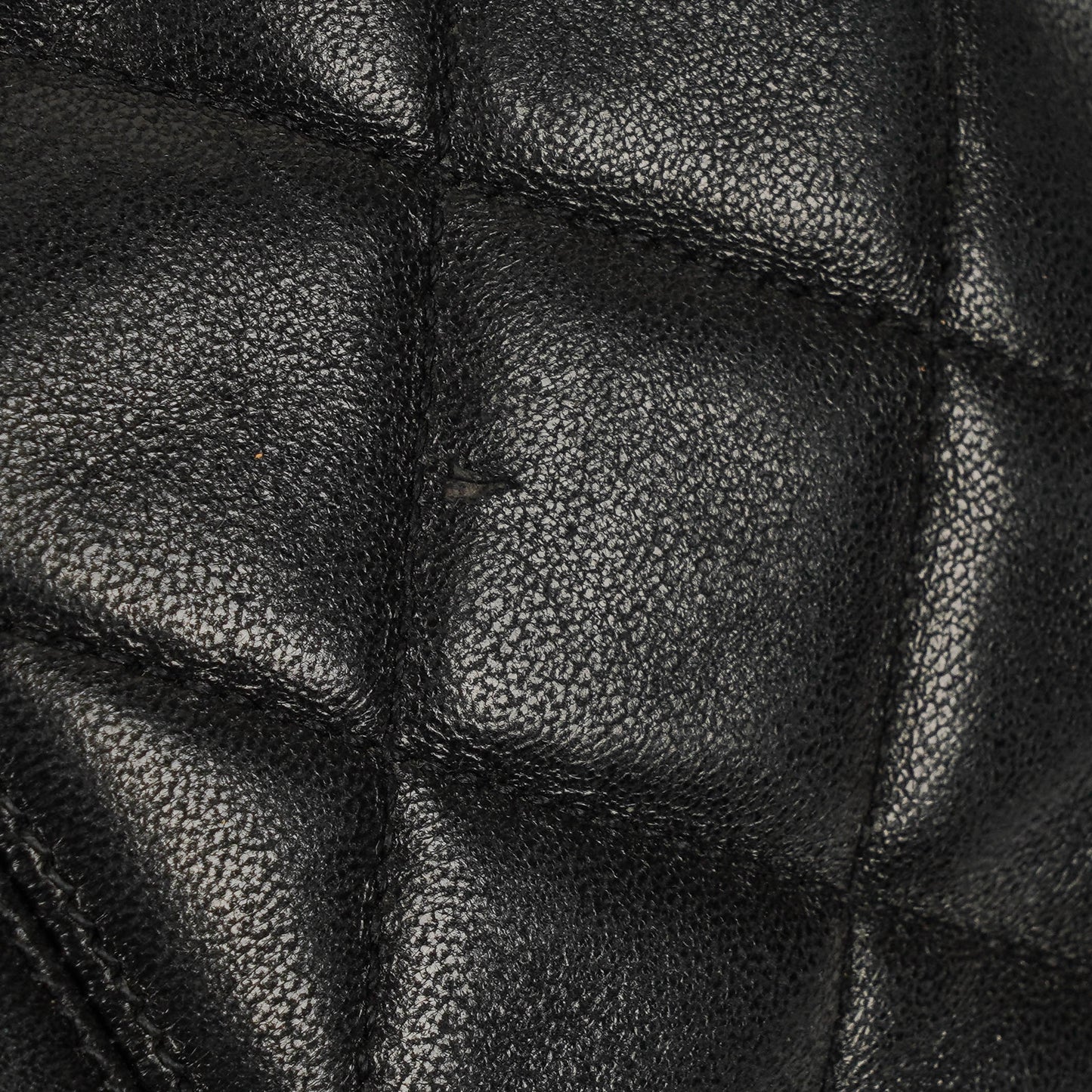 Chanel Bucket Bag aus schwarzem gestepptem Leder