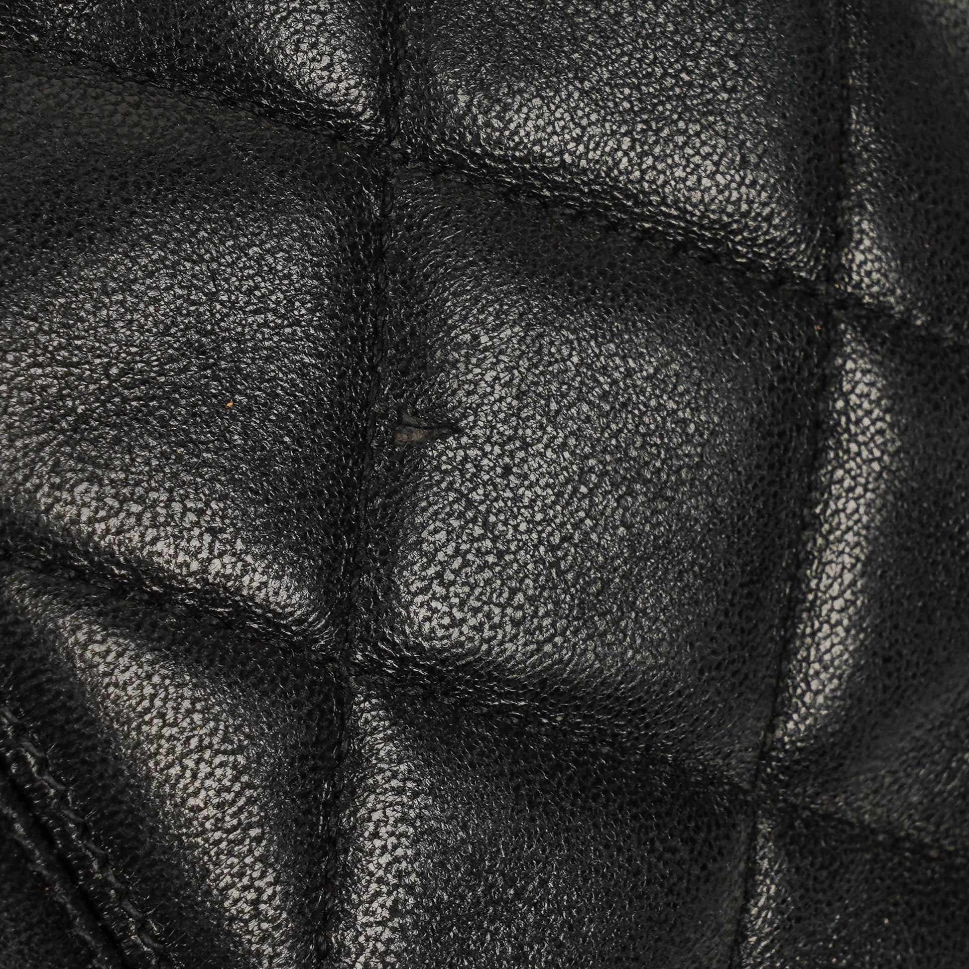 Chanel Bucket Bag aus schwarzem gestepptem Leder