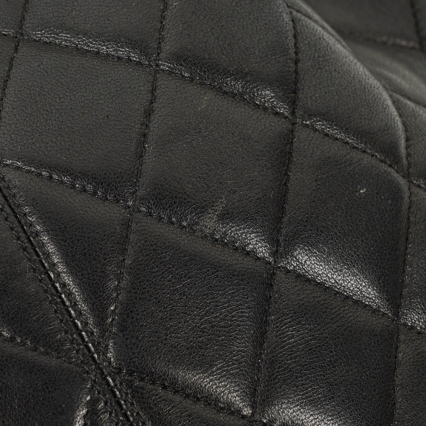 Chanel Bucket Bag aus schwarzem gestepptem Leder