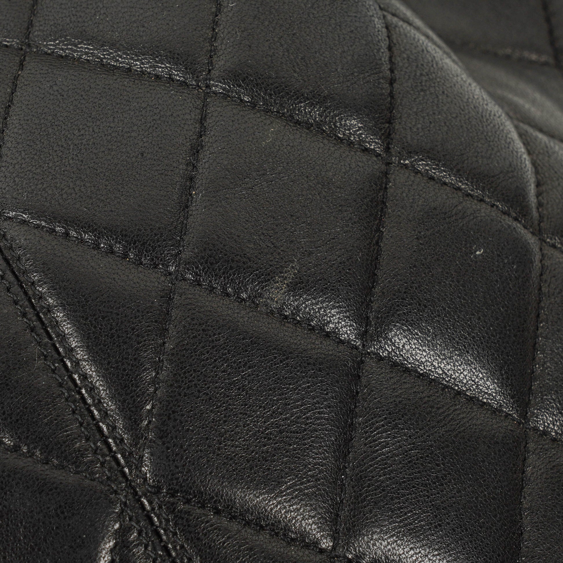 Chanel Bucket Bag aus schwarzem gestepptem Leder
