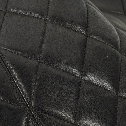 Chanel Bucket Bag aus schwarzem gestepptem Leder
