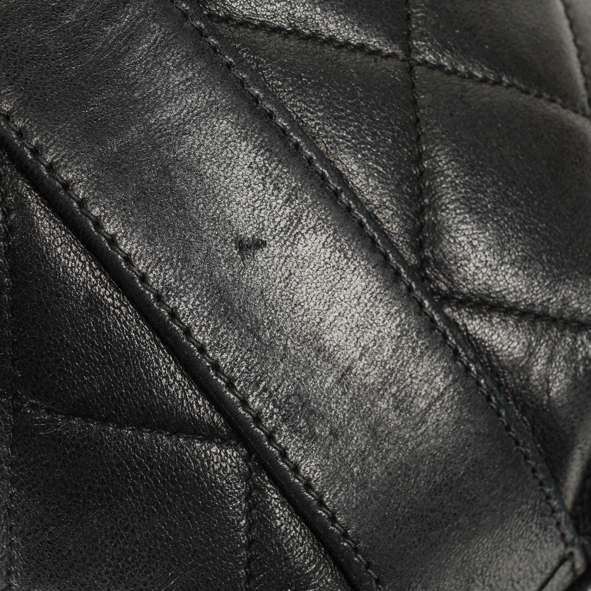 Chanel Bucket Bag aus schwarzem gestepptem Leder