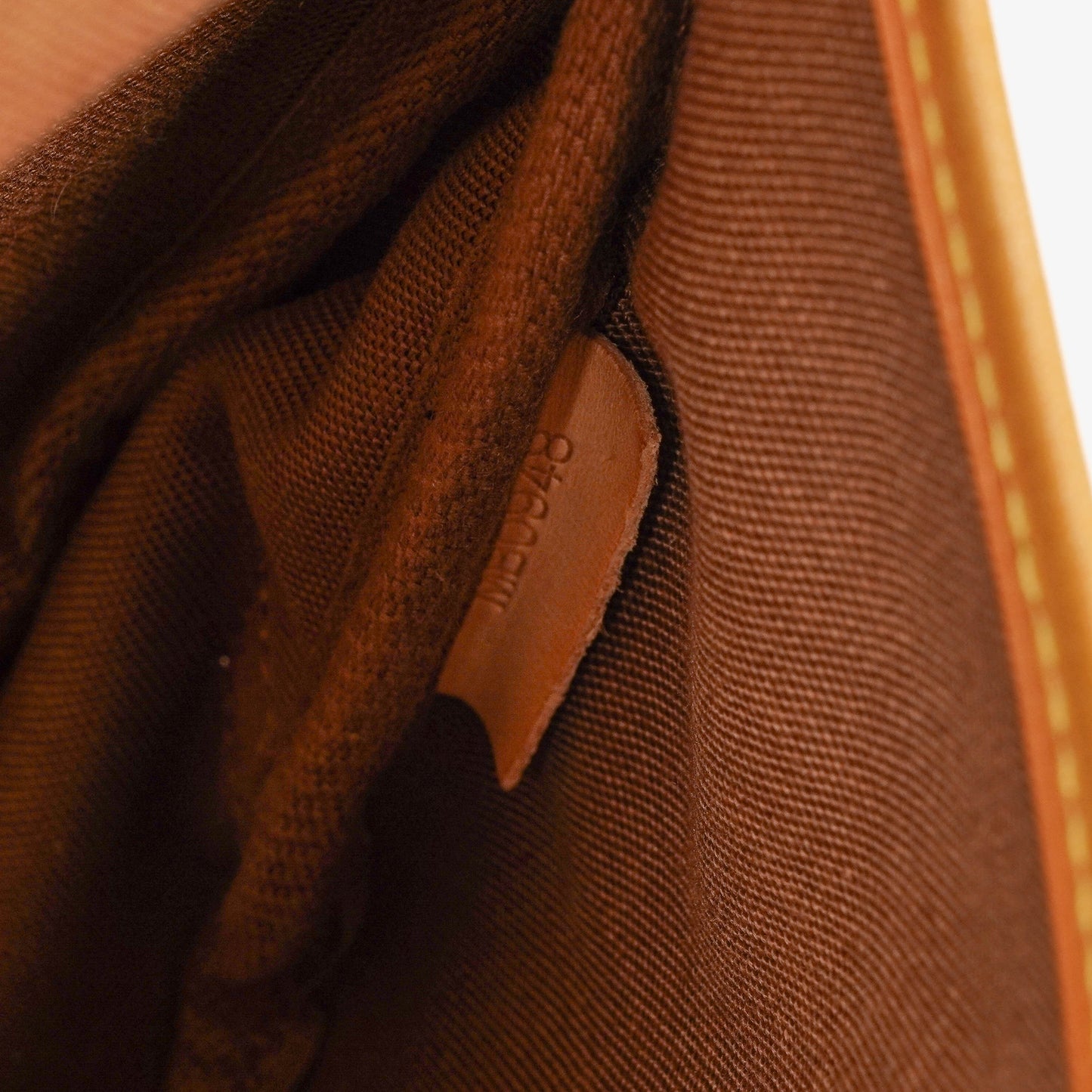 Louis Vuitton Saumur Schultertasche aus Monogram Canvas