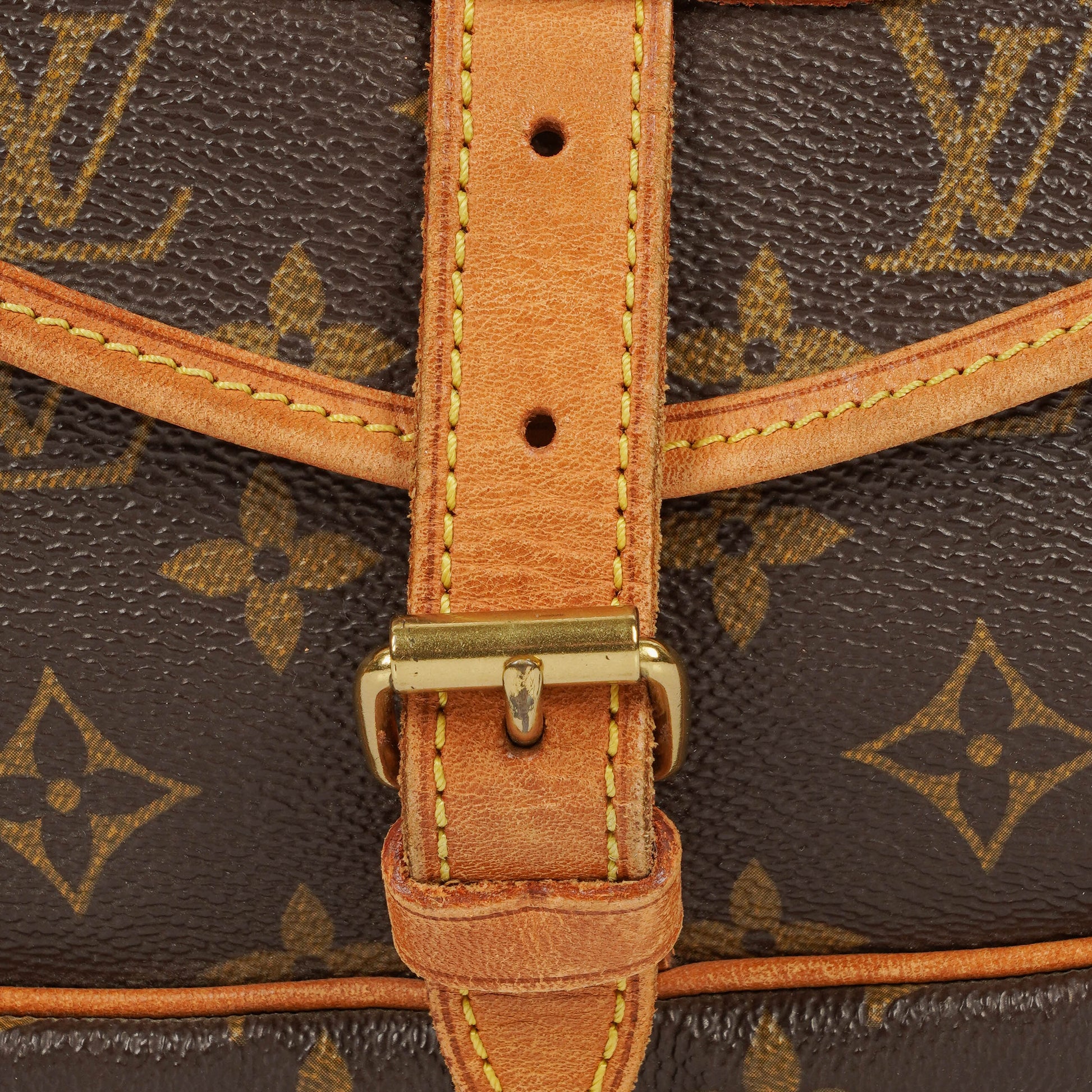 Louis Vuitton Saumur Schultertasche aus Monogram Canvas