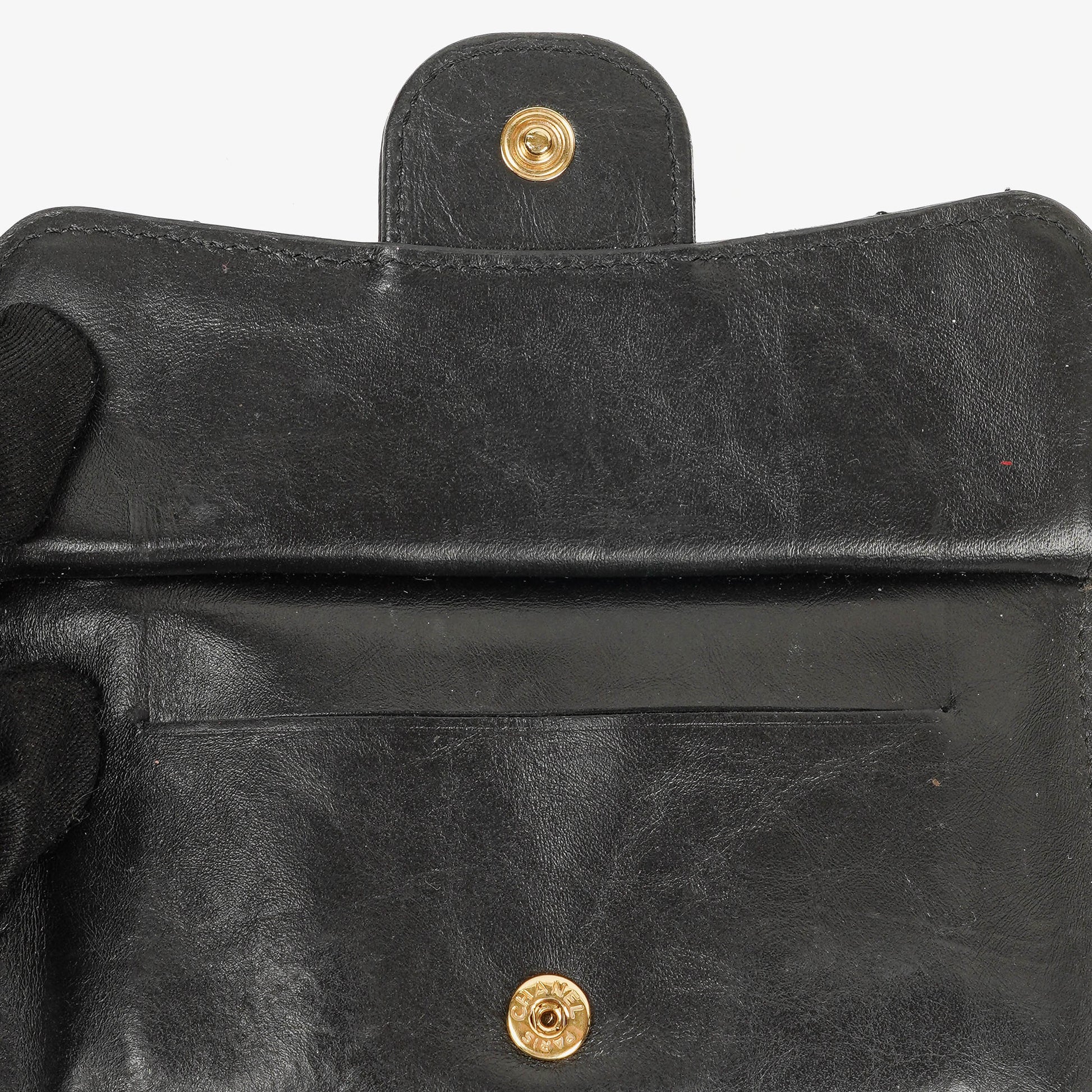 Chanel Münzgeldbörse aus schwarzem gestepptem Leder