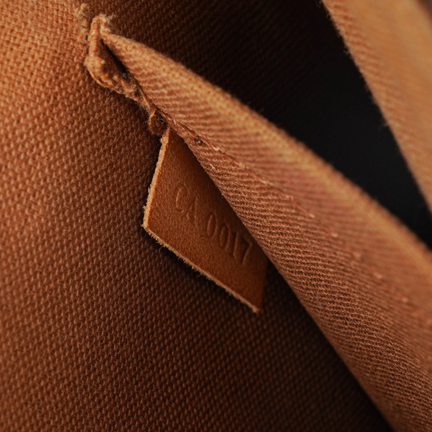 Louis Vuitton Riveting Limited Edition Pochette Accessories Clutch aus Monogram beschichtetem Canvas