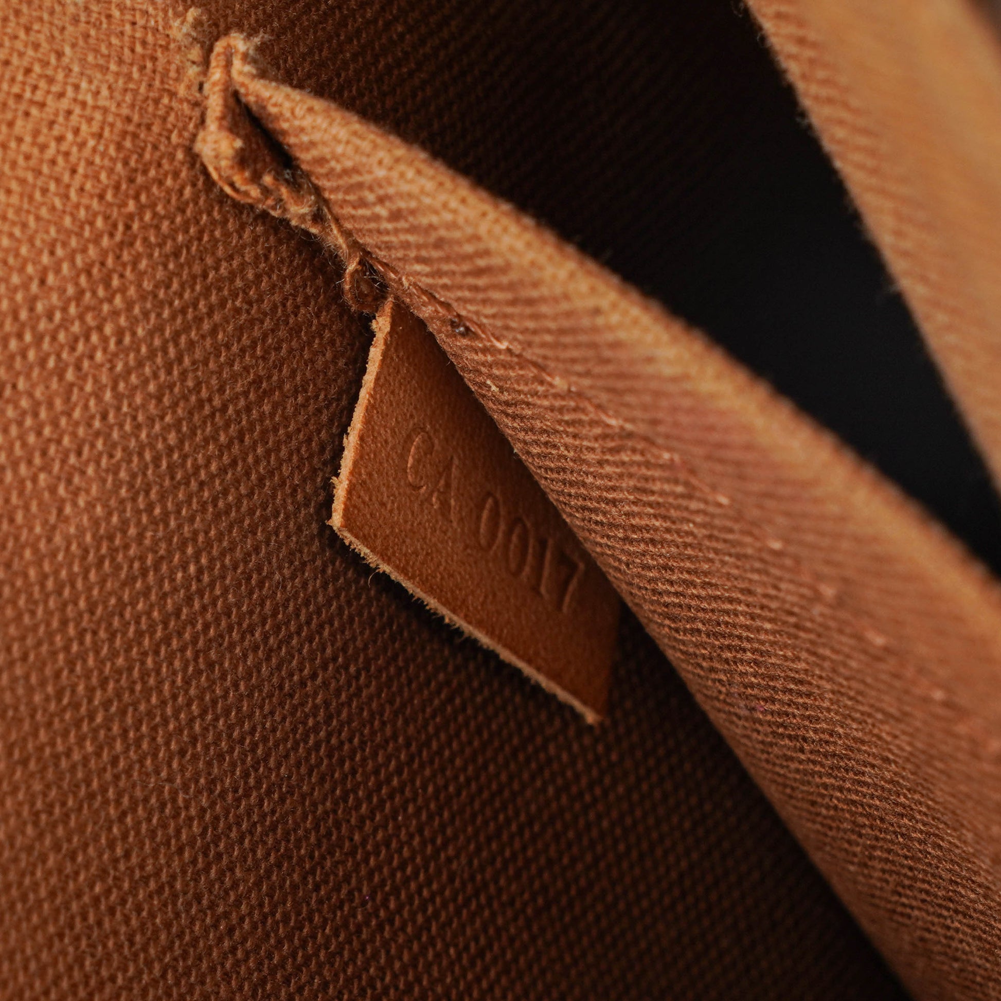 Louis Vuitton Riveting Limited Edition Pochette Accessories Clutch aus Monogram beschichtetem Canvas