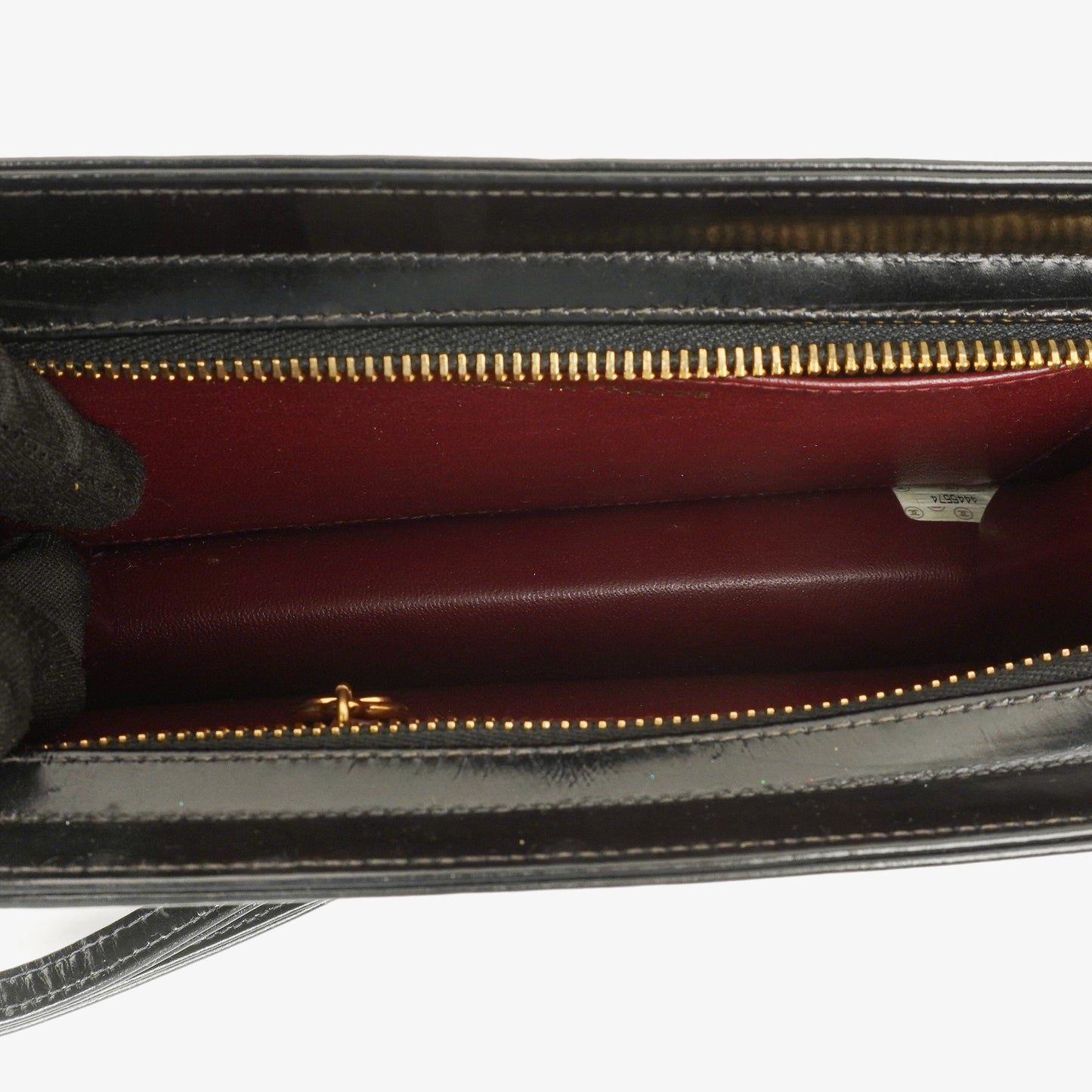Chanel Handgelenktasche aus schwarzem Lackleder mit CC-Logo