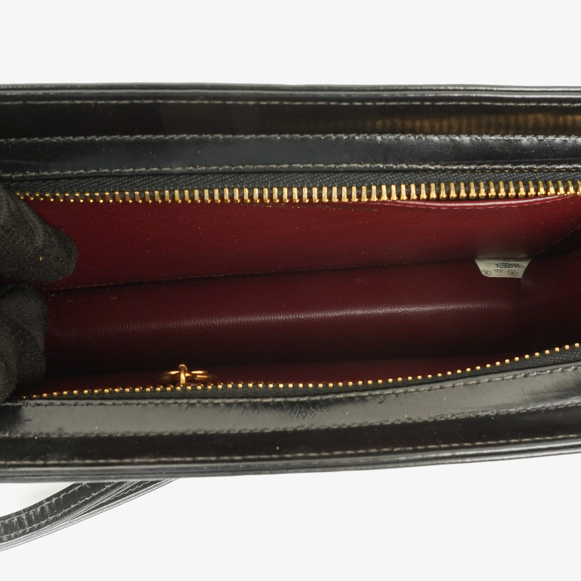 Chanel Handgelenktasche aus schwarzem Lackleder mit CC-Logo