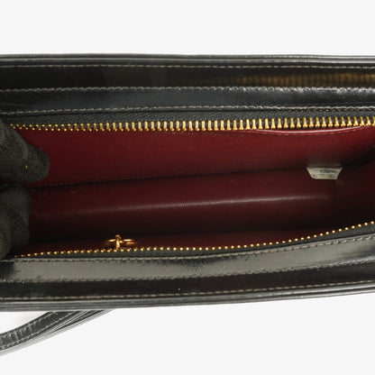 Chanel Handgelenktasche aus schwarzem Lackleder mit CC-Logo
