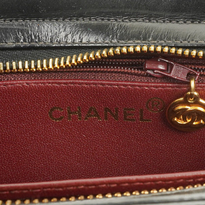 Chanel Handgelenktasche aus schwarzem Lackleder mit CC-Logo