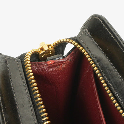 Chanel Handgelenktasche aus schwarzem Lackleder mit CC-Logo