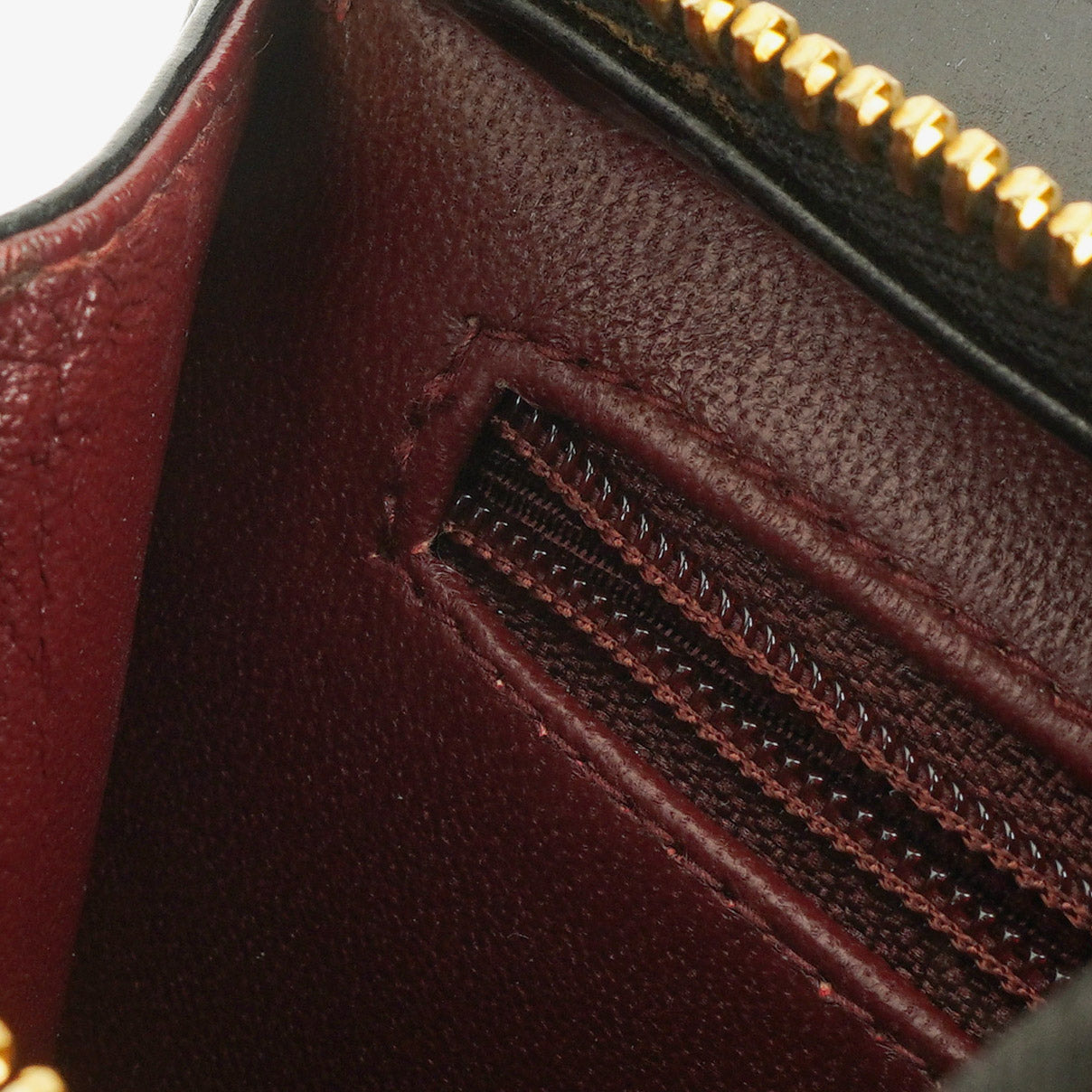 Chanel Handgelenktasche aus schwarzem Lackleder mit CC-Logo