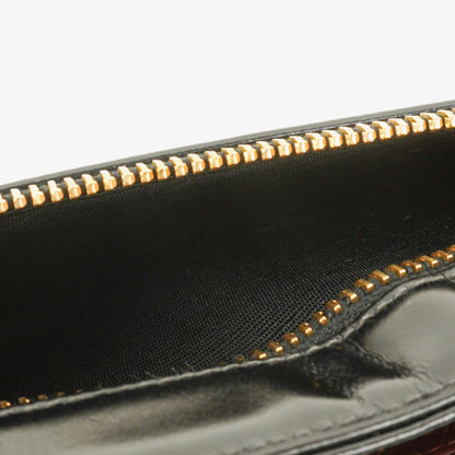 Chanel Handgelenktasche aus schwarzem Lackleder mit CC-Logo