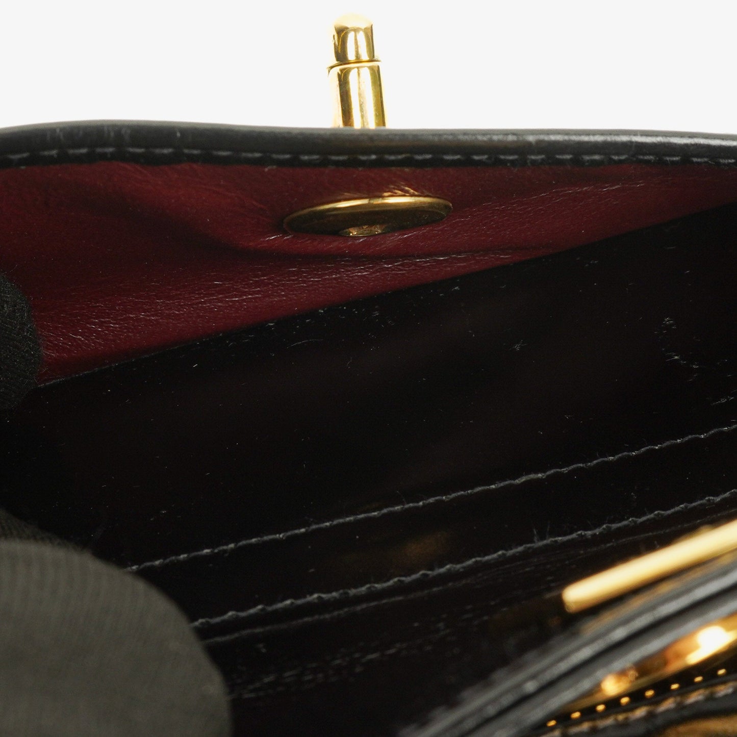 Chanel Handgelenktasche aus schwarzem Lackleder mit CC-Logo