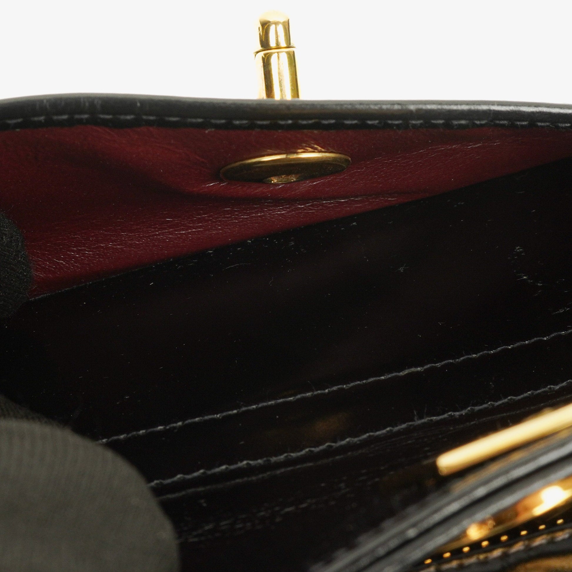 Chanel Handgelenktasche aus schwarzem Lackleder mit CC-Logo