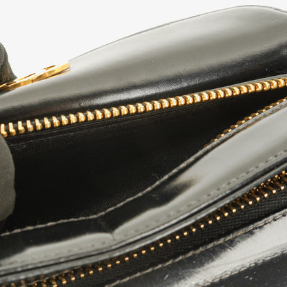 Chanel Handgelenktasche aus schwarzem Lackleder mit CC-Logo