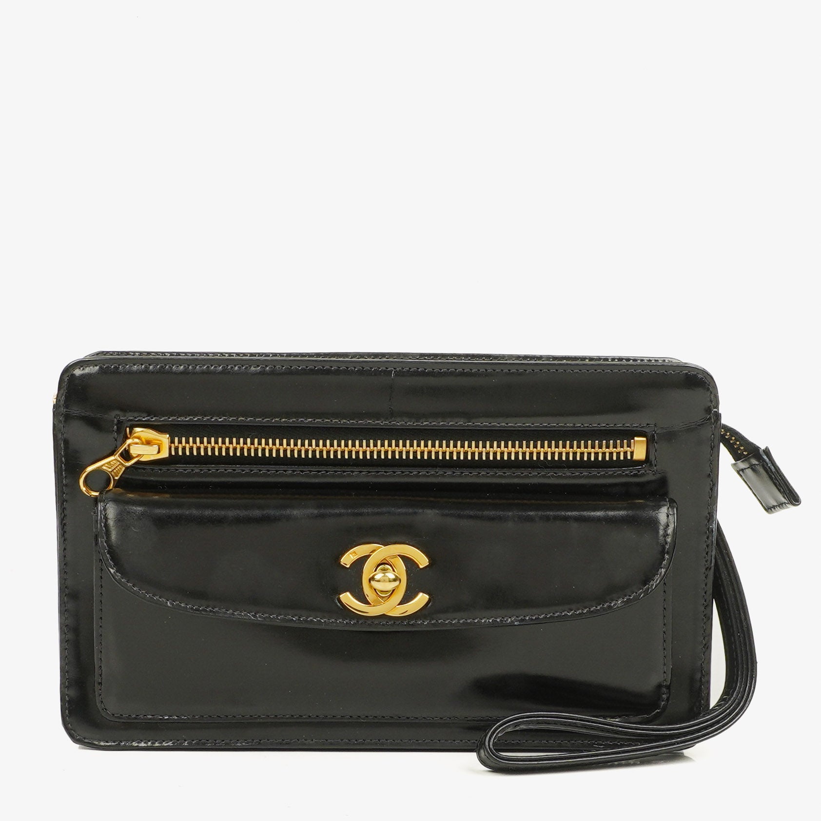 Chanel Handgelenktasche aus schwarzem Lackleder mit CC-Logo
