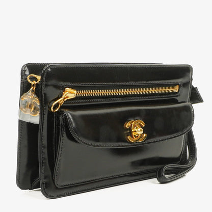 Chanel Handgelenktasche aus schwarzem Lackleder mit CC-Logo