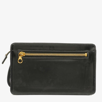 Chanel Handgelenktasche aus schwarzem Lackleder mit CC-Logo