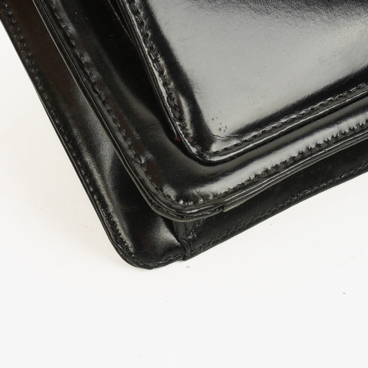 Chanel Handgelenktasche aus schwarzem Lackleder mit CC-Logo