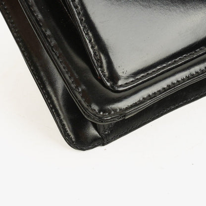 Chanel Handgelenktasche aus schwarzem Lackleder mit CC-Logo