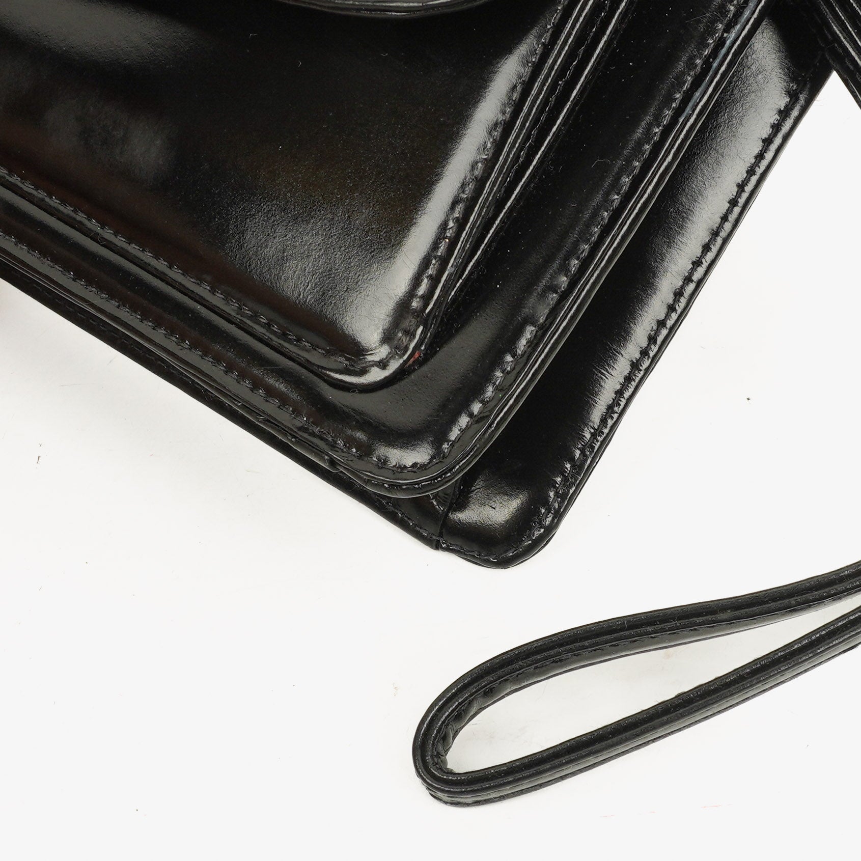 Chanel Handgelenktasche aus schwarzem Lackleder mit CC-Logo