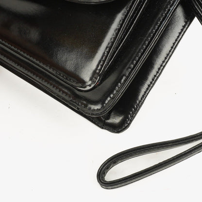 Chanel Handgelenktasche aus schwarzem Lackleder mit CC-Logo