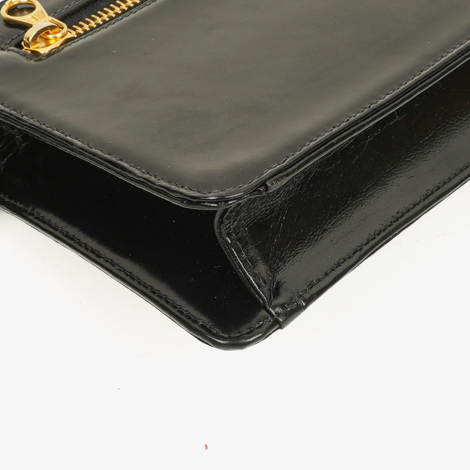 Chanel Handgelenktasche aus schwarzem Lackleder mit CC-Logo