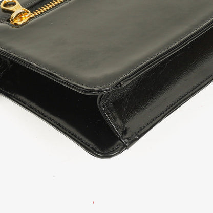 Chanel Handgelenktasche aus schwarzem Lackleder mit CC-Logo