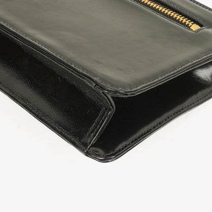 Chanel Handgelenktasche aus schwarzem Lackleder mit CC-Logo