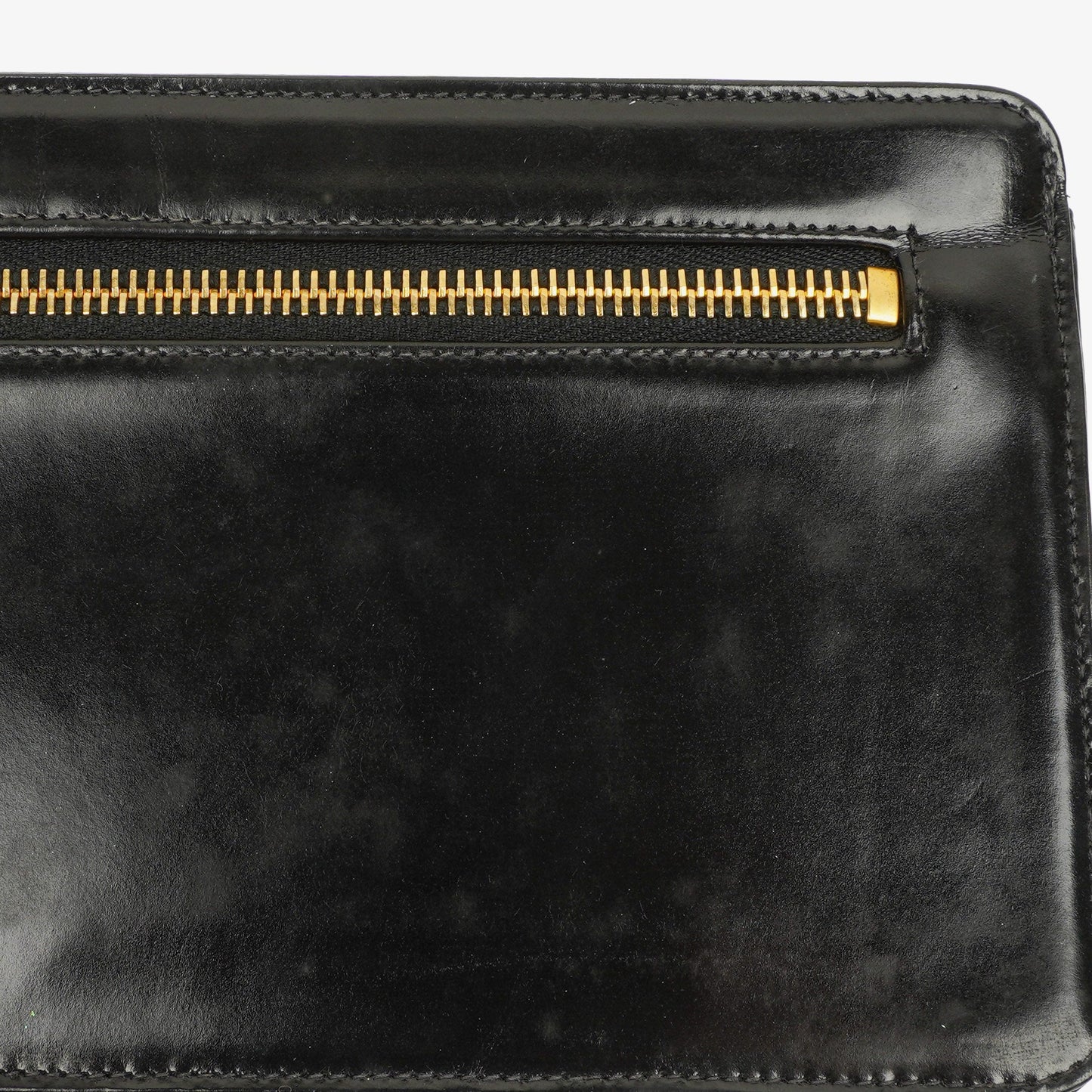 Chanel Handgelenktasche aus schwarzem Lackleder mit CC-Logo