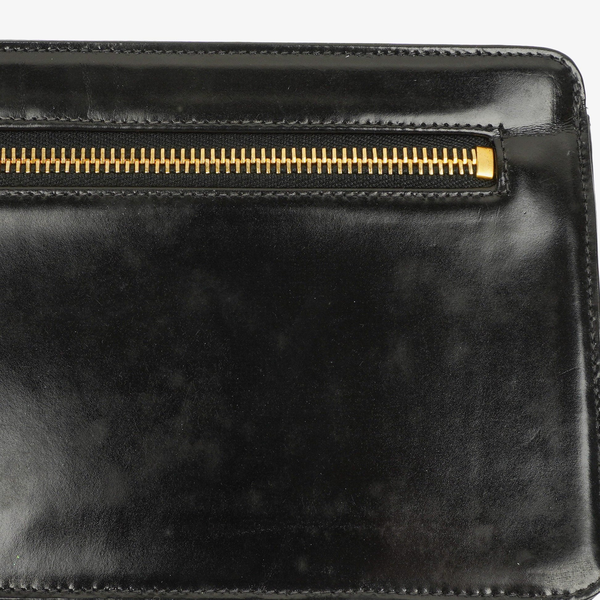 Chanel Handgelenktasche aus schwarzem Lackleder mit CC-Logo