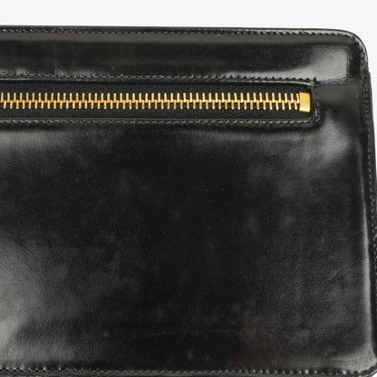 Chanel Handgelenktasche aus schwarzem Lackleder mit CC-Logo
