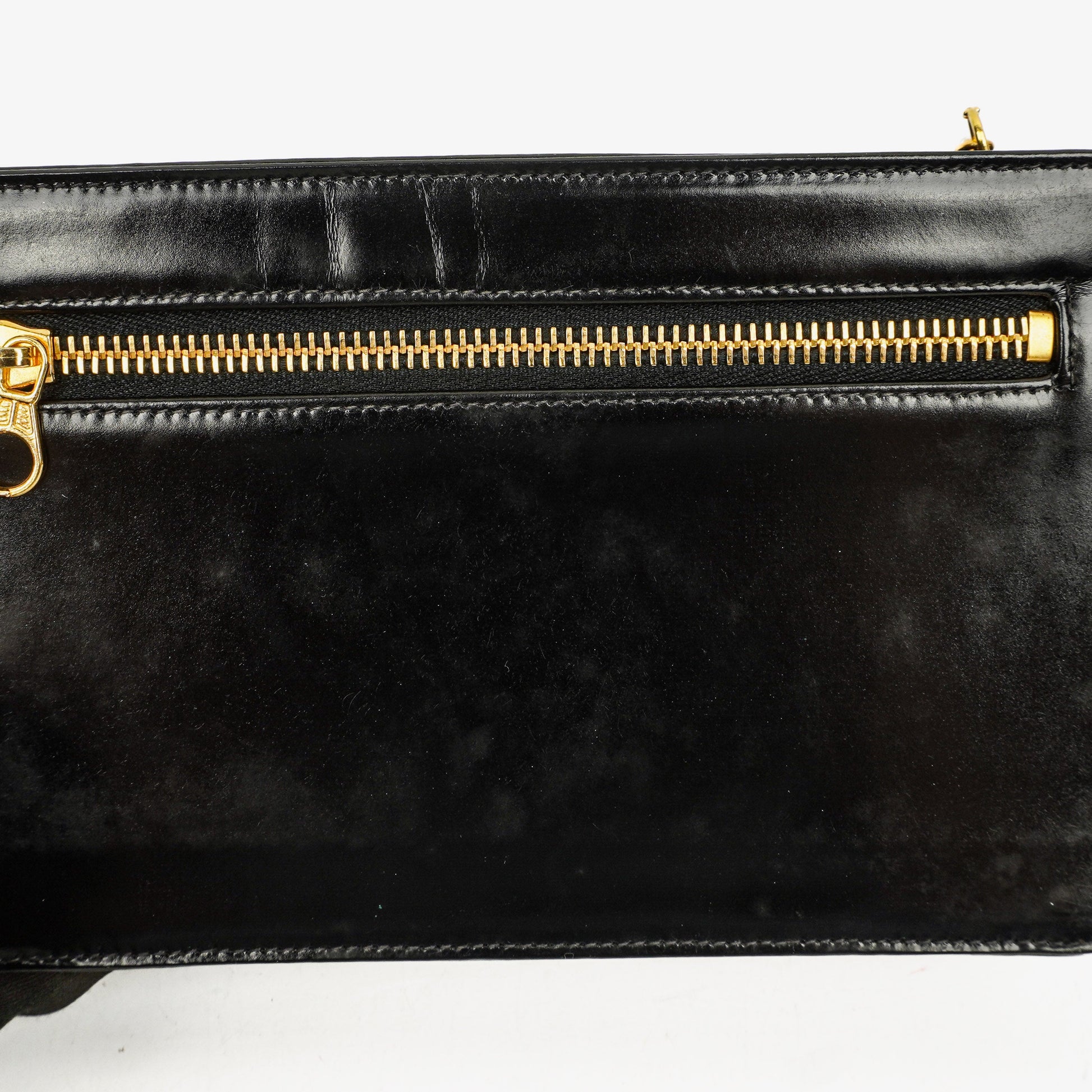 Chanel Handgelenktasche aus schwarzem Lackleder mit CC-Logo