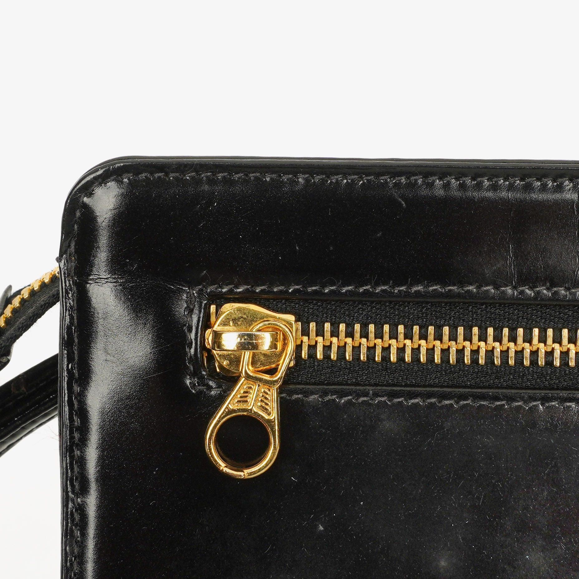 Chanel Handgelenktasche aus schwarzem Lackleder mit CC-Logo
