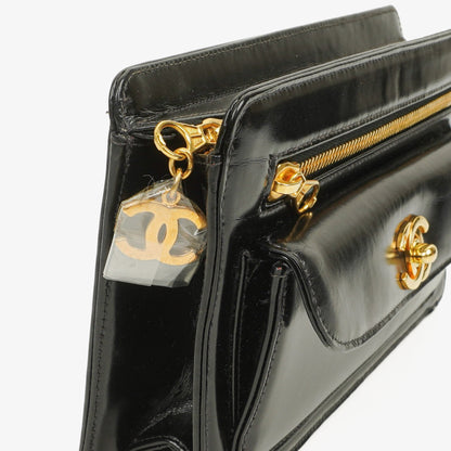 Chanel Handgelenktasche aus schwarzem Lackleder mit CC-Logo