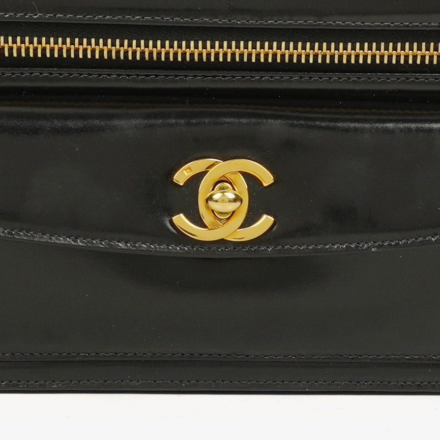 Chanel Handgelenktasche aus schwarzem Lackleder mit CC-Logo