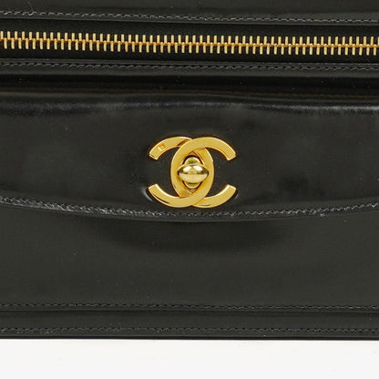 Chanel Handgelenktasche aus schwarzem Lackleder mit CC-Logo
