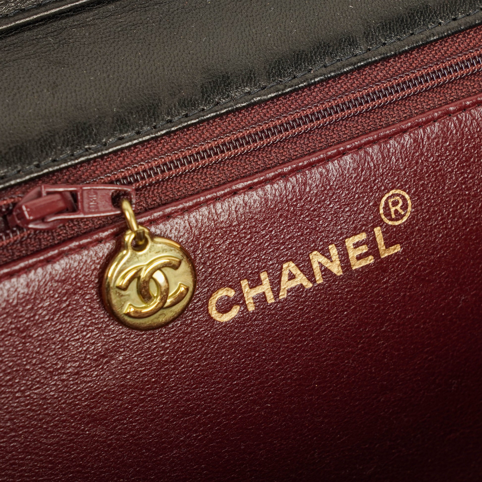 Chanel Classic Full Flap Bag aus schwarzem gestepptem Lammleder mit 24K vergoldeter Hardware