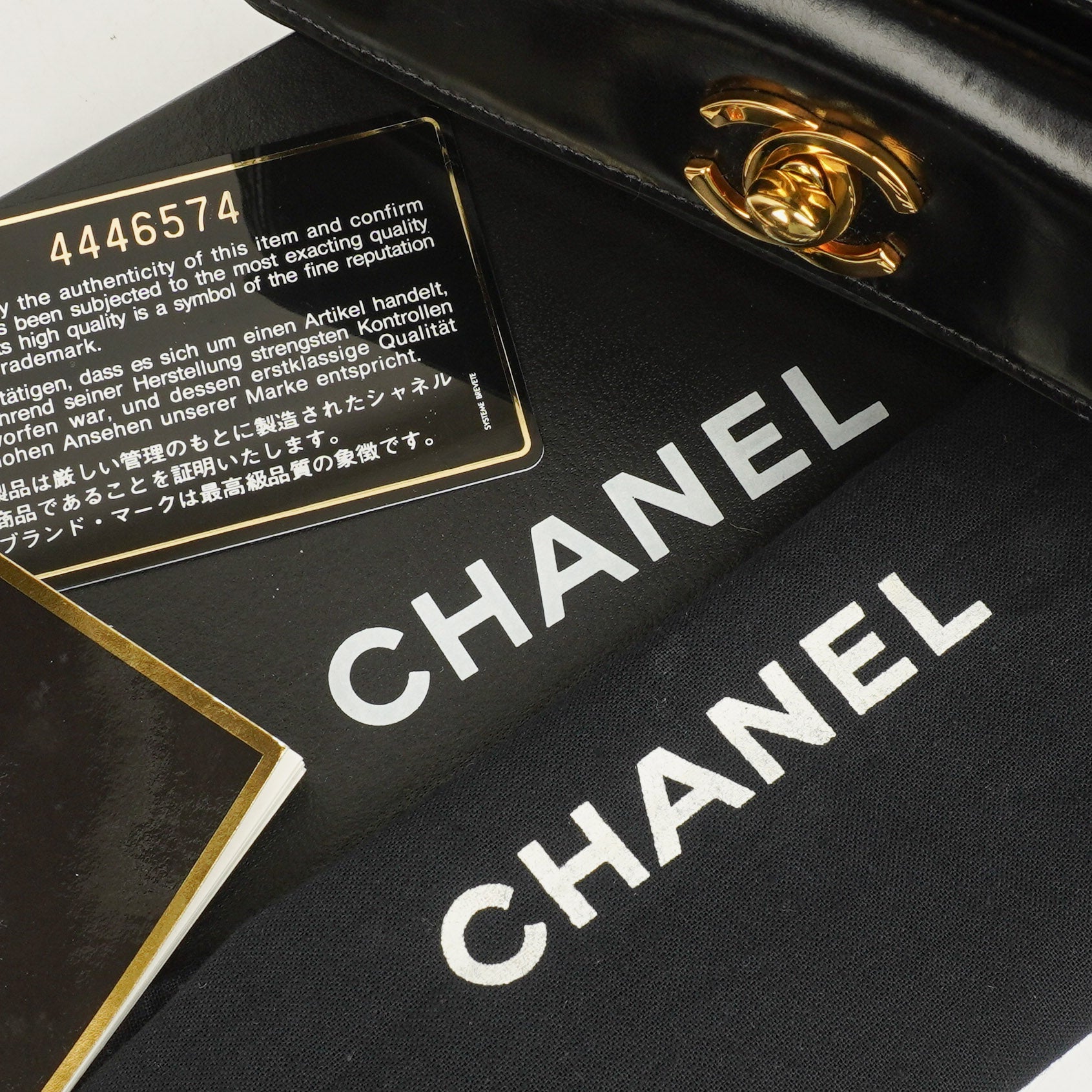 Chanel Handgelenktasche aus schwarzem Lackleder mit CC-Logo