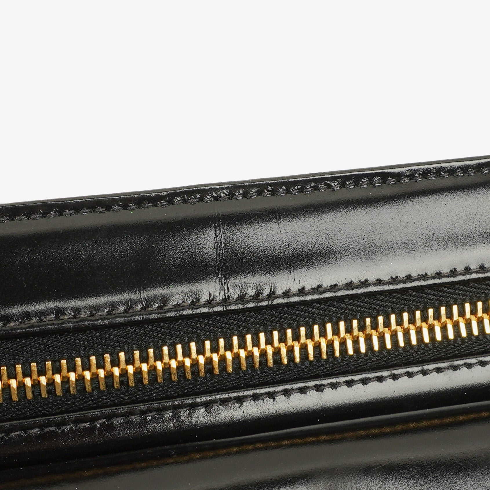 Chanel Handgelenktasche aus schwarzem Lackleder mit CC-Logo
