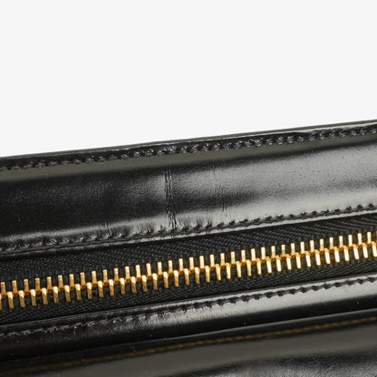 Chanel Handgelenktasche aus schwarzem Lackleder mit CC-Logo