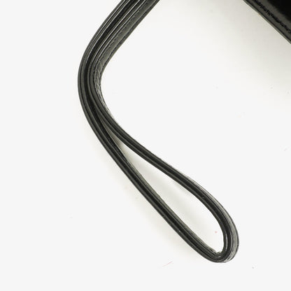 Chanel Handgelenktasche aus schwarzem Lackleder mit CC-Logo